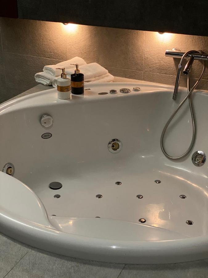 Family & Business Sauna Apartments Klonowa Nad Zalewem, Unikat Spa キェルツェ エクステリア 写真